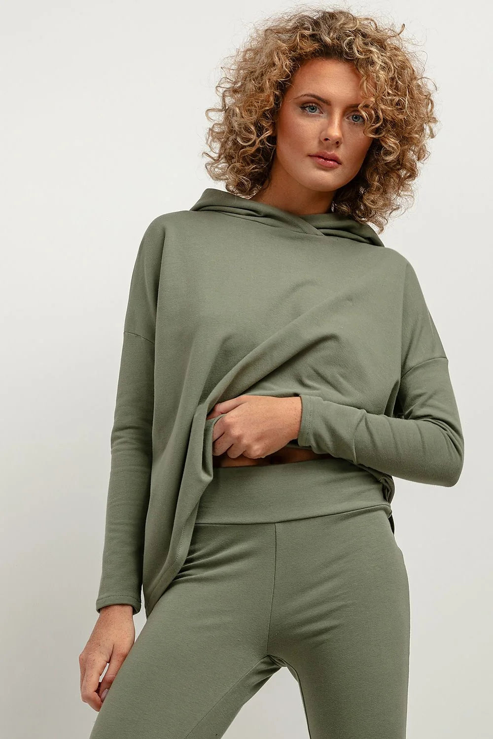 Sweatshirt Tessita ensemble femme capuche ample maille douce vert kaki tissu certifié OEKO-TEX longueur totale tour poitrine