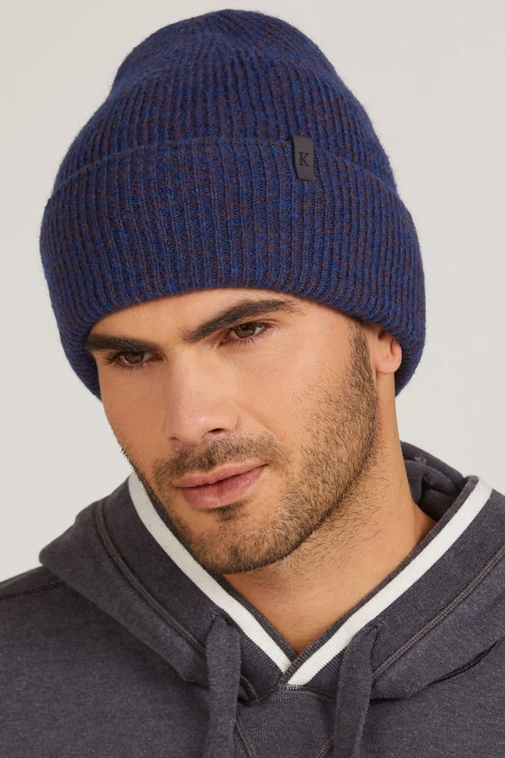 Bonnet tricoté classique bleu foncé texture côtelée pour femme hiver automne style slouchy confort thermique
