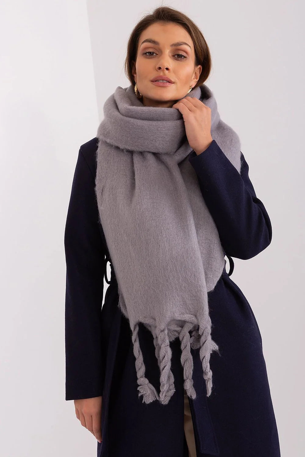 Écharpe volumineuse en mohair grise claire franges torsadées longueur généreuse pour automne hiver femmes