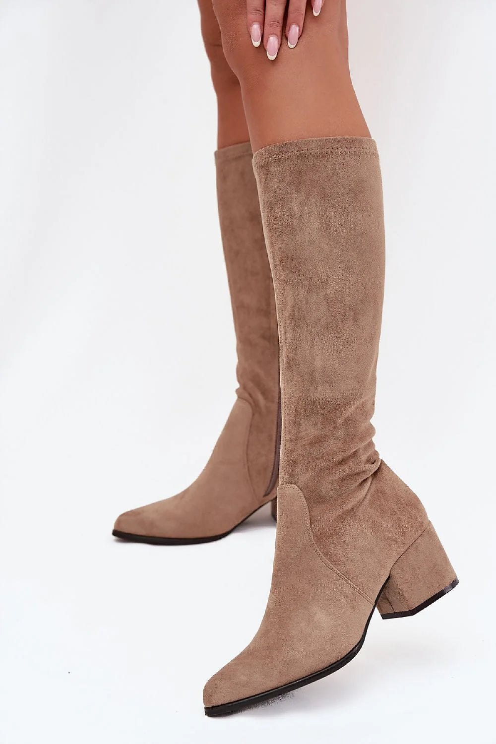 bottes femme suédine écologique taupe tige ajustée hauteur genou bout pointu talon bloc 6cm doublure fourrure chaude confortable