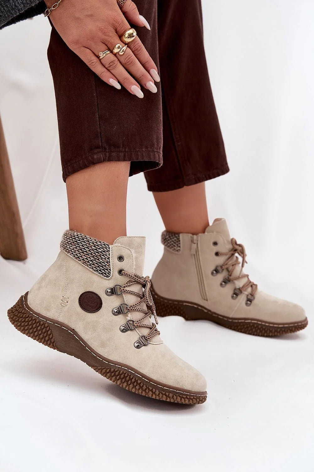 bottines trappeur femme similicuir suédine beige col rembourré tricoté gris laçage crochets métalliques zip latéral doublure fourrure semelle crantée antidérapante