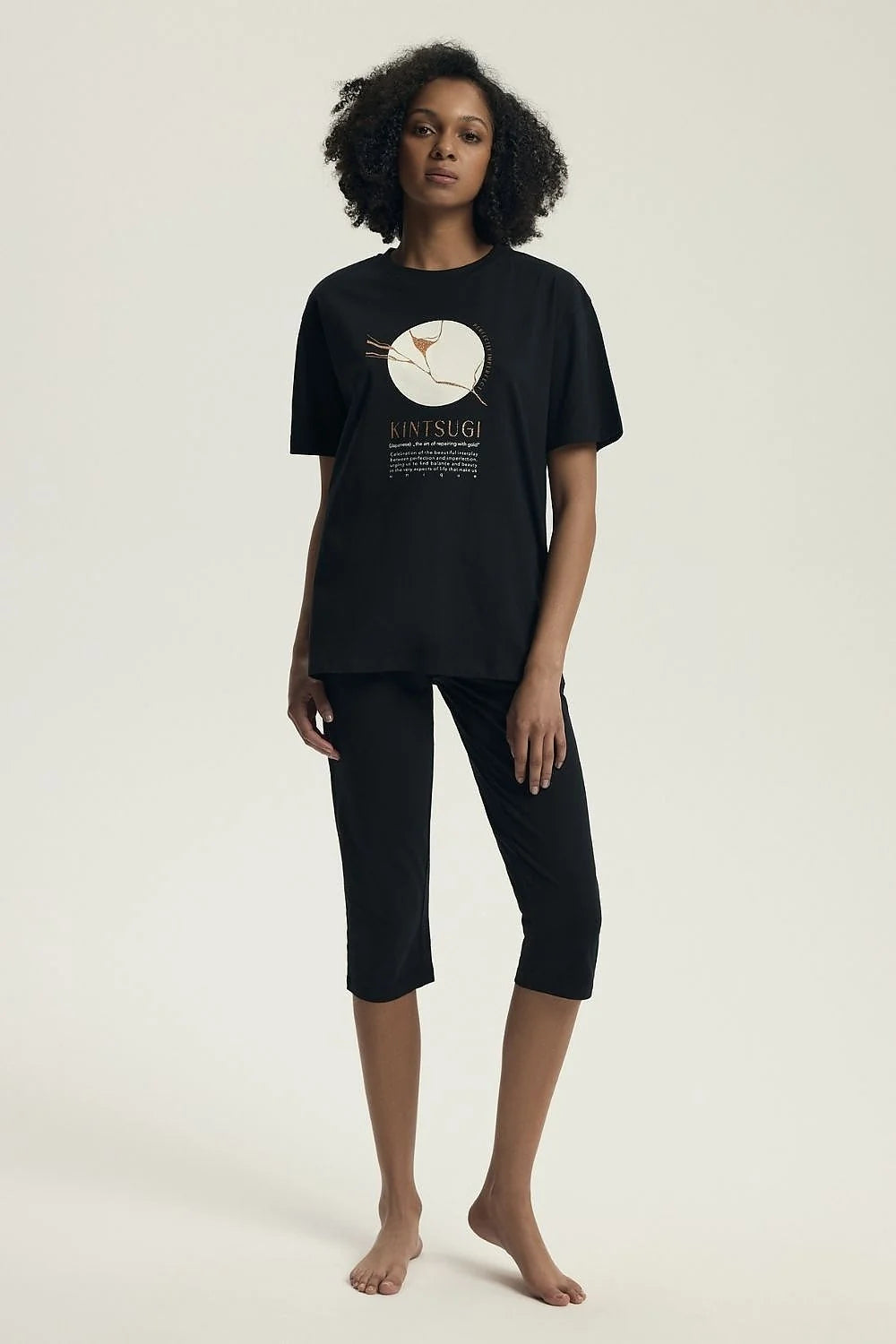 pyjama femme moderne ajusté coton doux confortable tshirt manches courtes col rond imprimé KINTSUGI pantacourt troisquarts slim noir élastique
