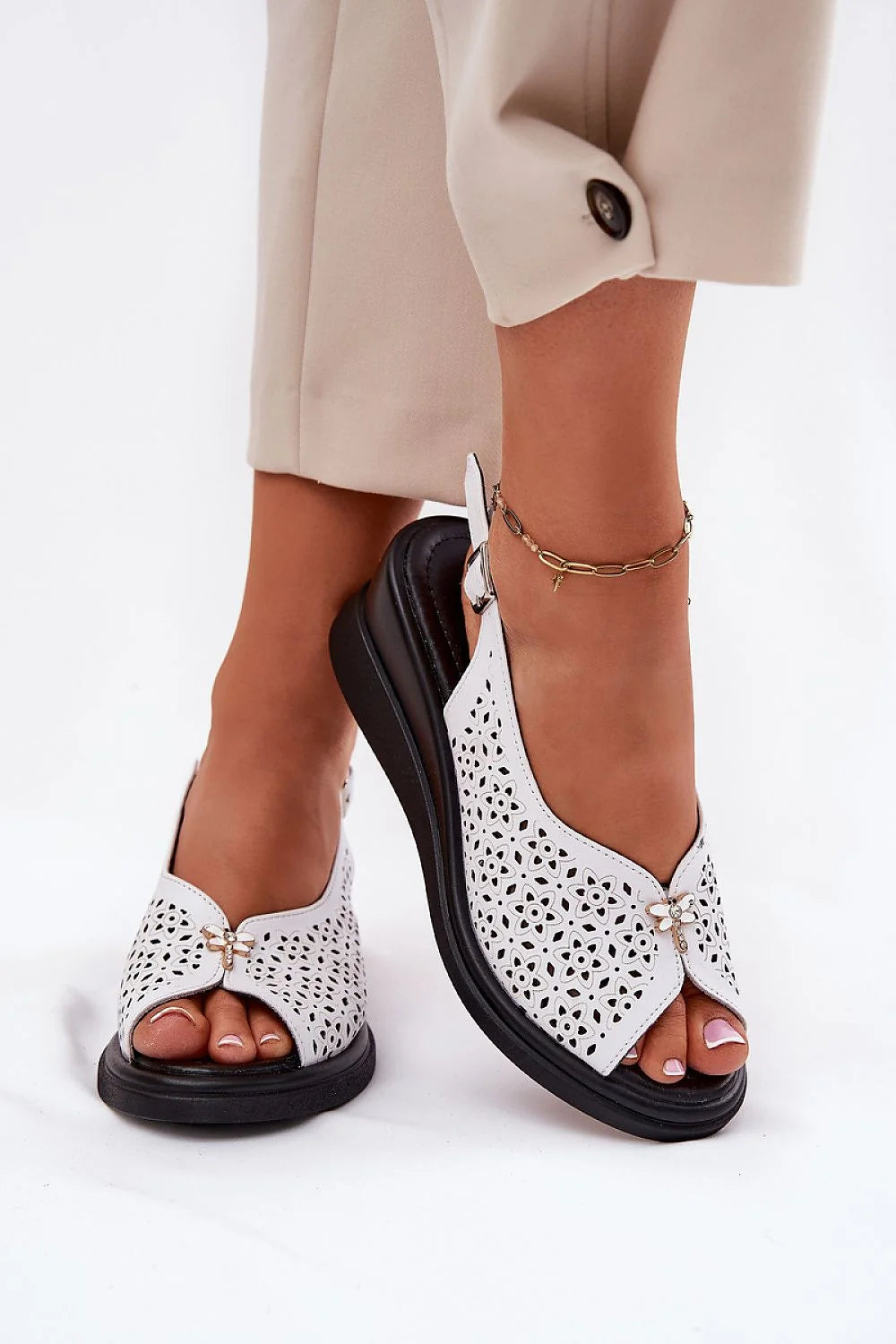 Sandales femmes cuir naturel ajourées motifs floraux décoratifs compensé été style élégant confort optimal ventilation