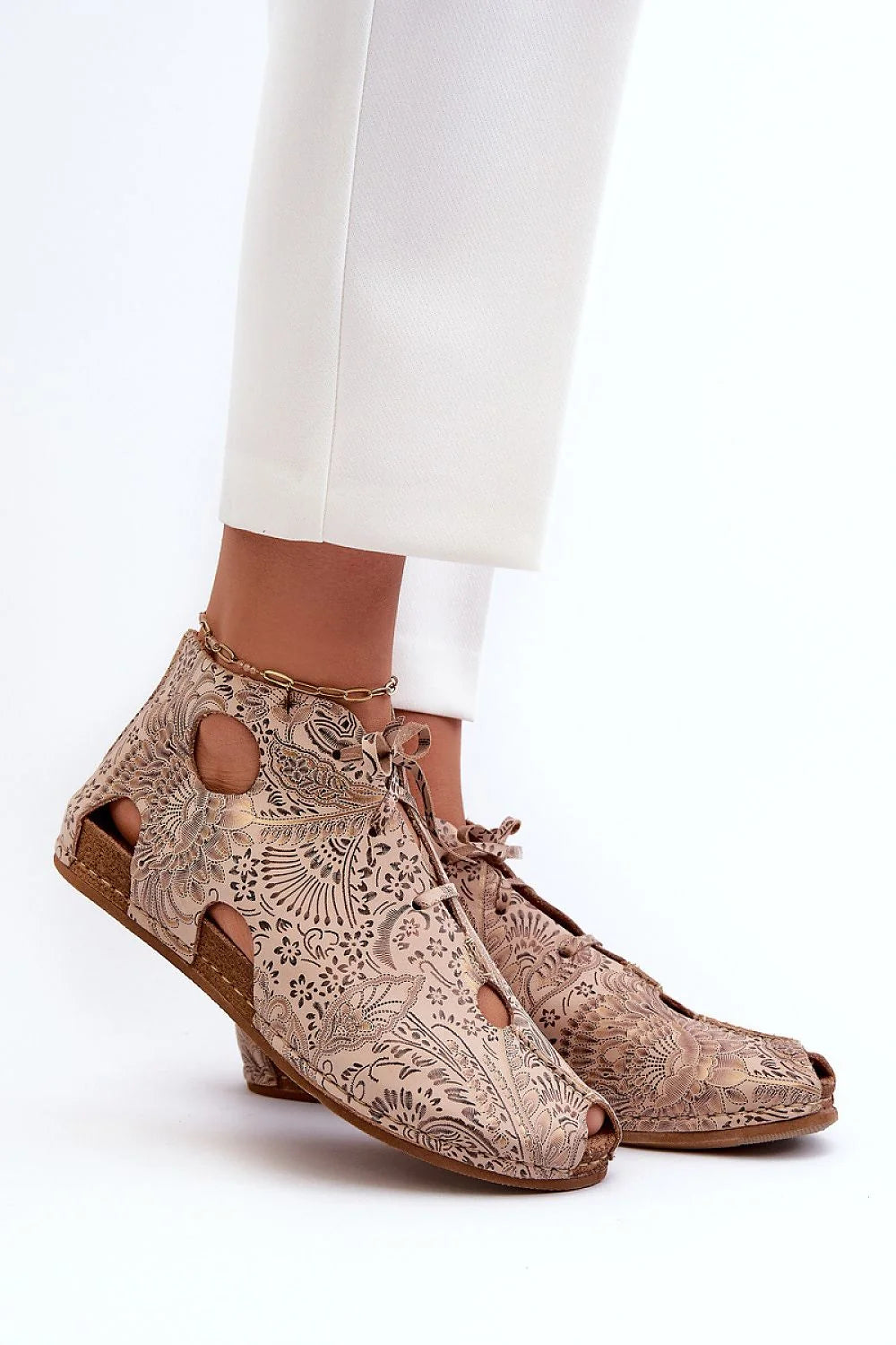 Sandales bohème femmes tige cuir floral gravé beige ouvertes lacées semelle liège confort occasions décontractées été