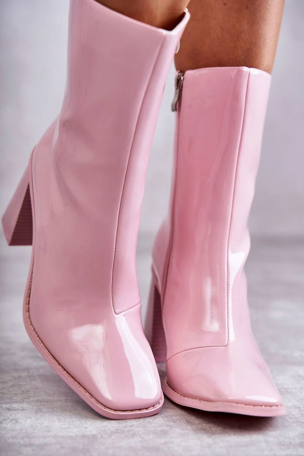 Bottes à talons step in style cuir vernis synthétique rose pastel tige mi-mollet fermeture éclair talon aiguille doublure couvre-chaussure