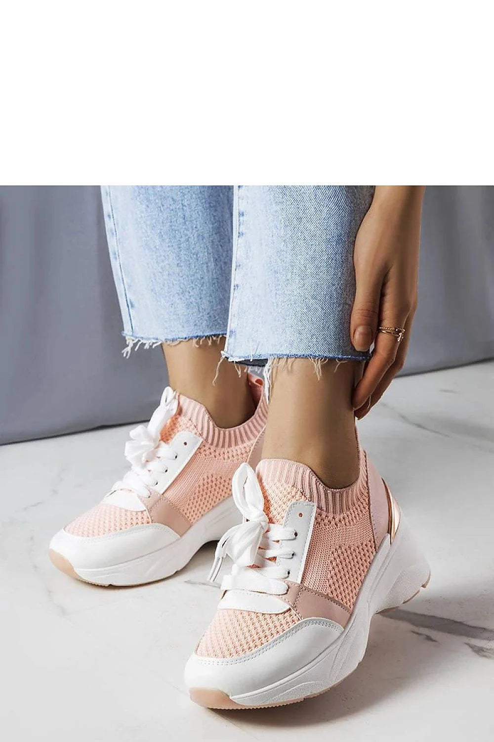 Baskets Solea femmes style moderne sportif maille respirante couleur rose pâle blanc beige semelle épaisse amorti confortable lacets élastiques ajustables bande métallique dorée