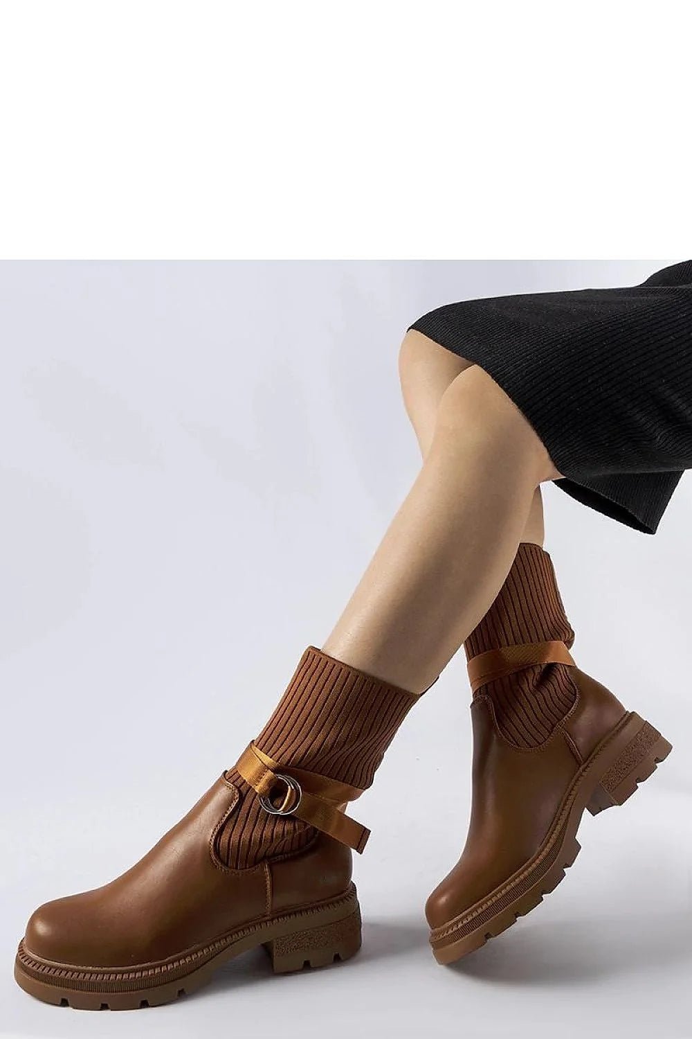 Bottes femmes contemporaines élégantes couleur marron cuir lisse textile côtelé tige mi-haute bout rond semelle crantée