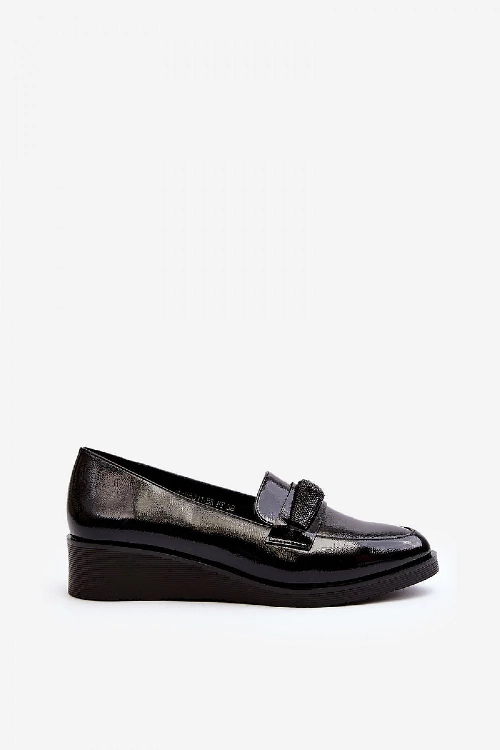 Mocassins élégants pour femmes en cuir verni noir, design classique, détails brillants, confortable, occasionnels, mode intemporelle, taille ajustable