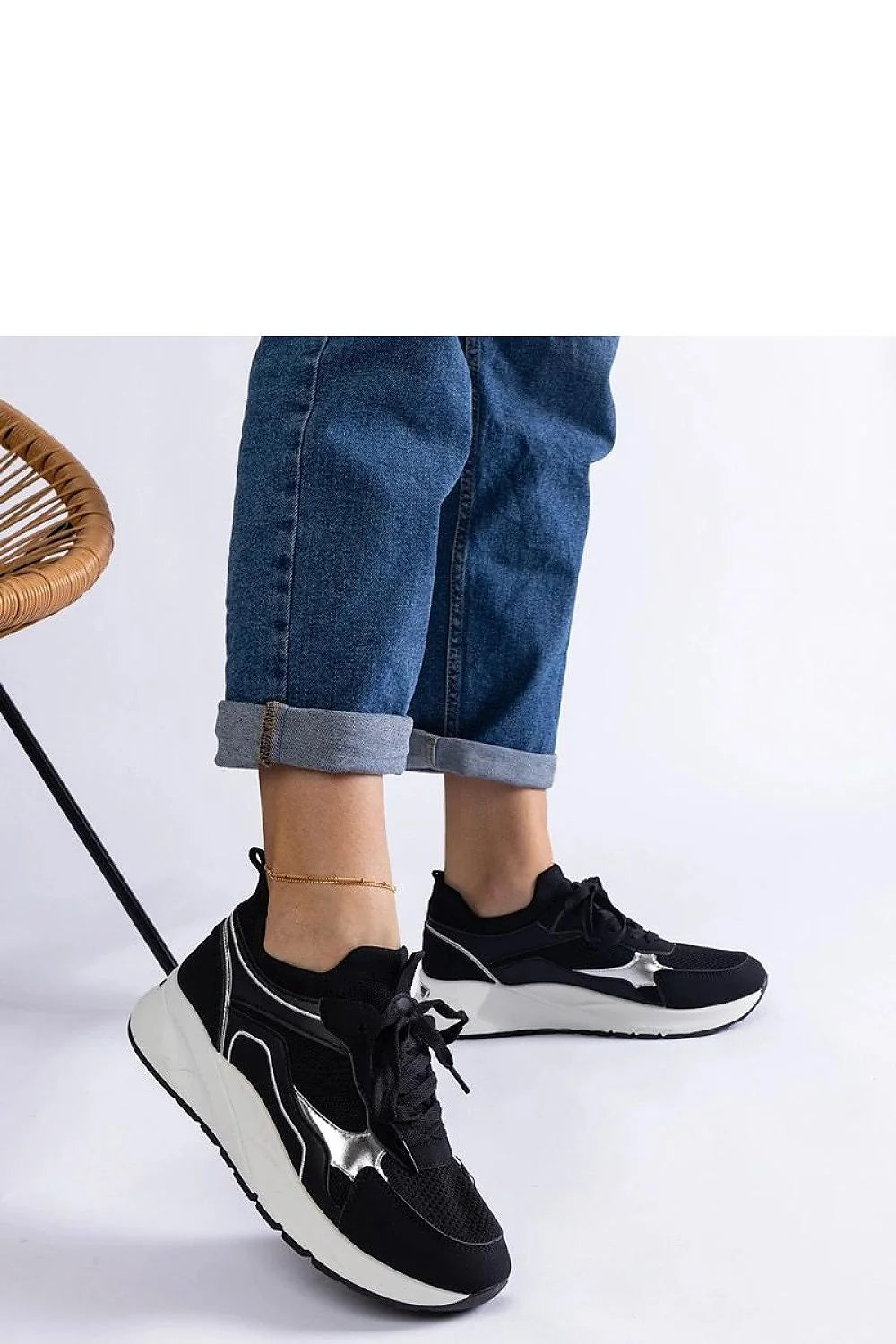 Baskets mode femmes style sportif design moderne tige basse semelle plateforme noire blanche métallique
