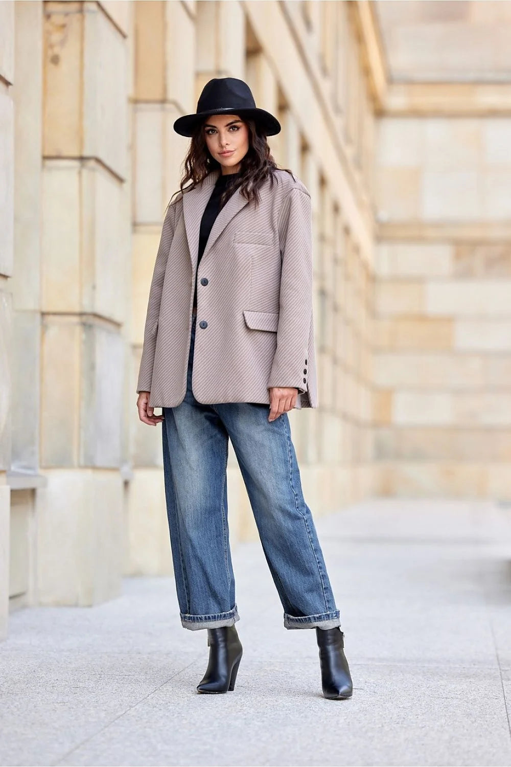 Veste blazer élégante pour femme en tweed beige taupe, coupe oversize, col à revers, boutons décoratifs, look sophistiqué et casual