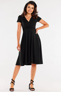 robe midi noire cache coeur manches courtes taille marquée jupe évasée tissu fluide extensible tombé chic polyvalente bureau soirée cérémonie