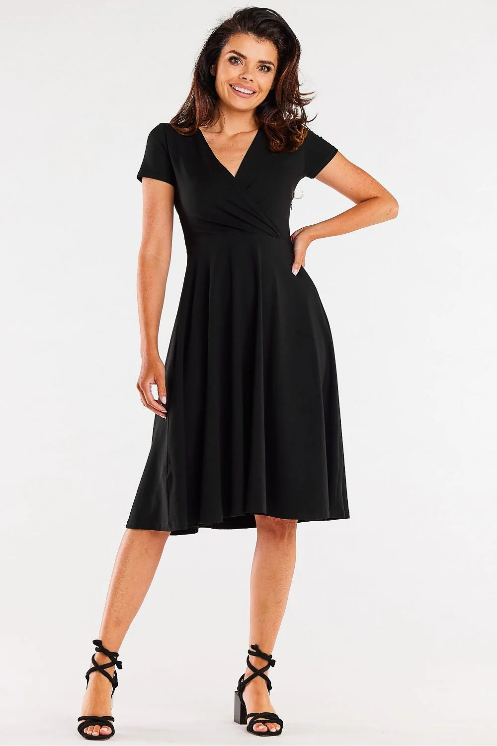 robe midi noire cache coeur manches courtes taille marquée jupe évasée tissu fluide extensible tombé chic polyvalente bureau soirée cérémonie