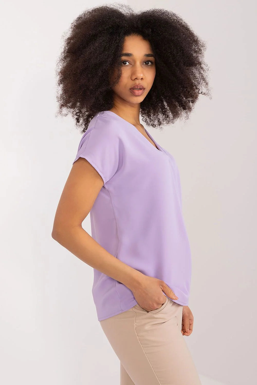 Chemisier femme moderne manches courtes encolure V couleur violet pastel polyester léger et confortable look casual chic occasion professionnelle et détente