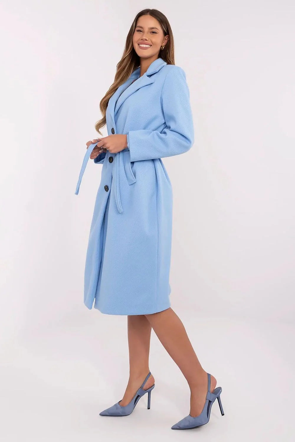 Manteau élégant pour femme en polyester et élasthanne, bleu pastel, coupe structurée, ceinture incluse, longueur mi-longue, manches longues, style classique et moderne, occasion formelle et décontractée
