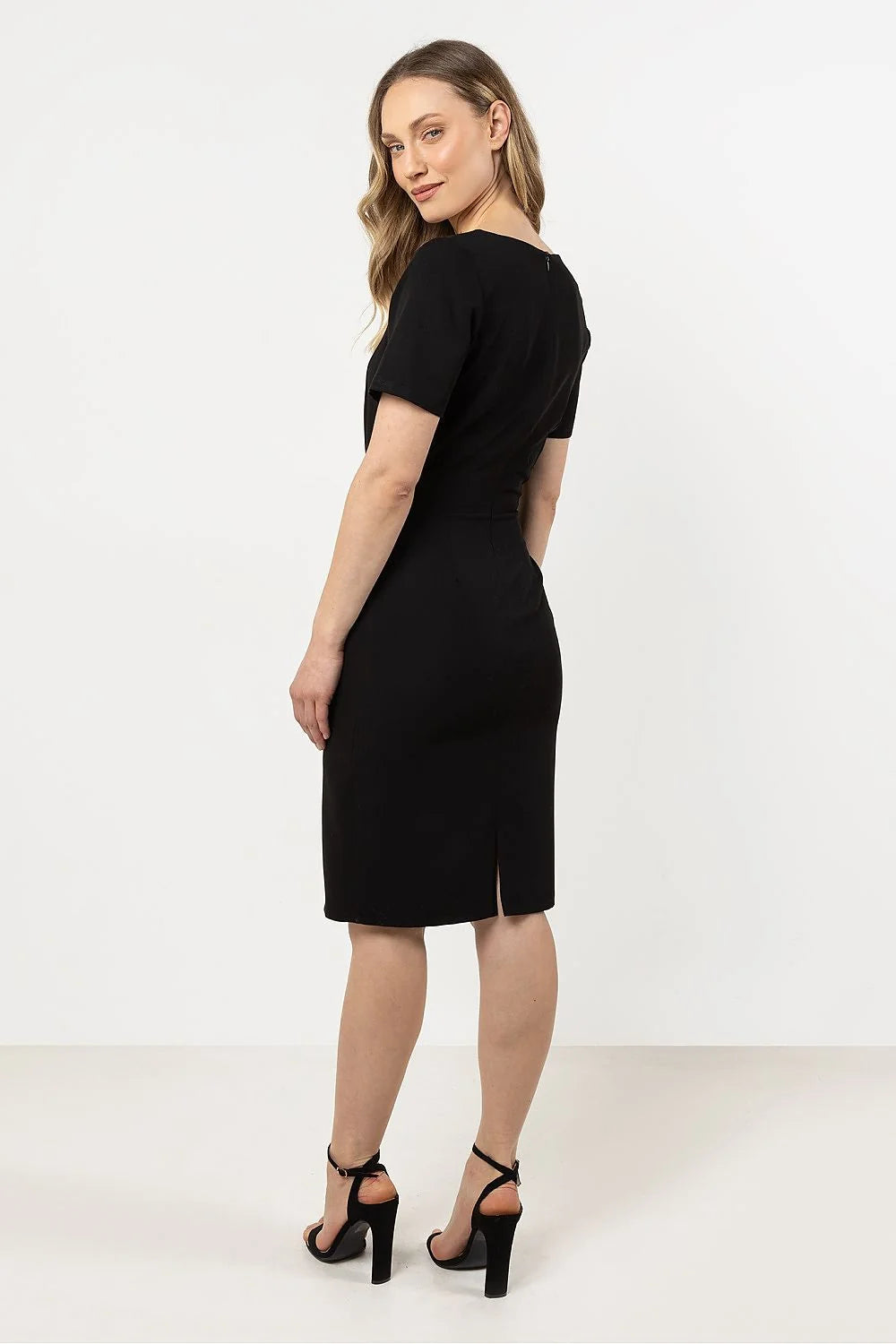 Robe de jour élégante noire style minimaliste coupe droite ceinture intégrée ourlet asymétrique polyester viscose femmes occasion professionnelle
