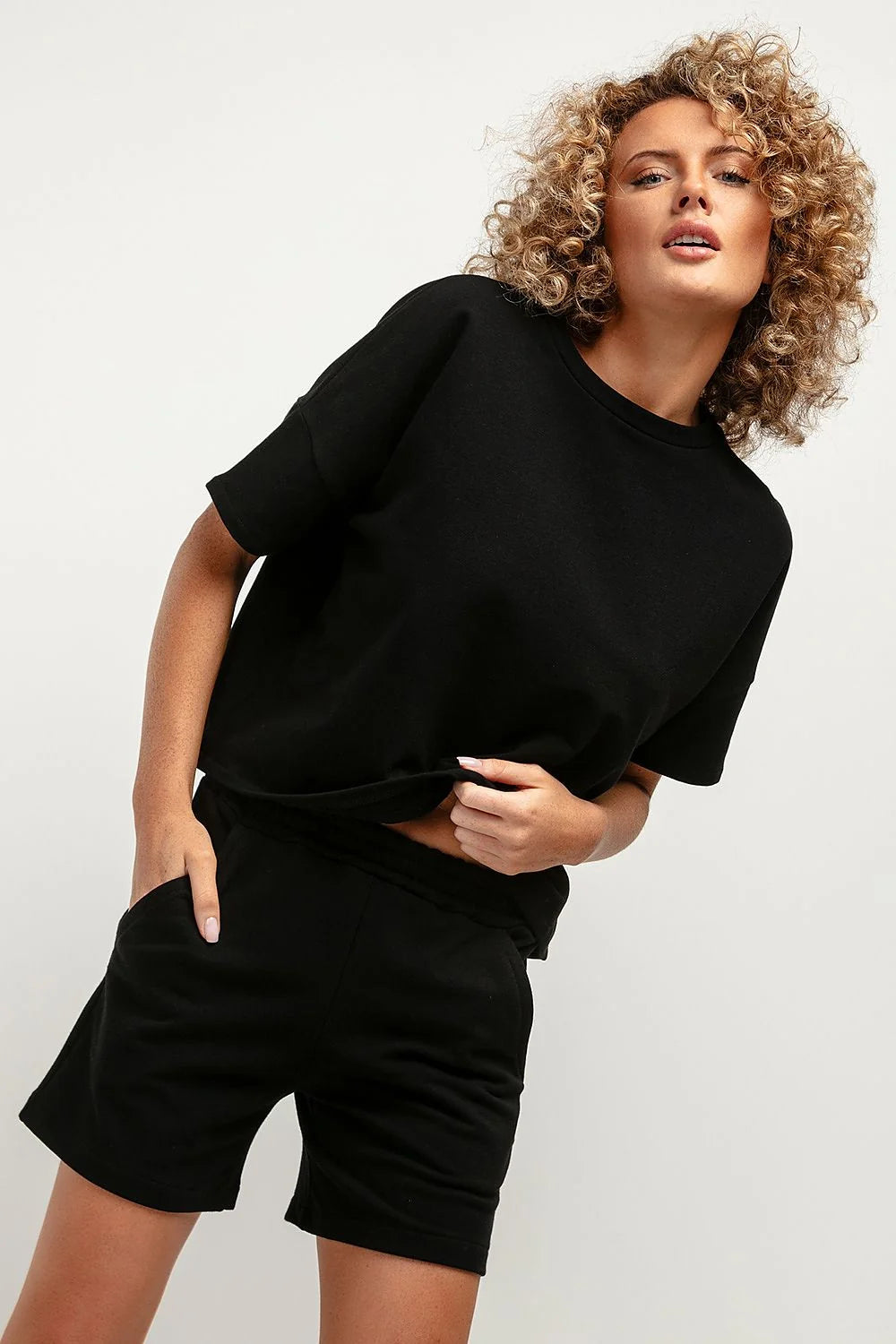 Ensemble décontracté t-shirt short noir femme coupe ample style casual manches courtes taille élastique