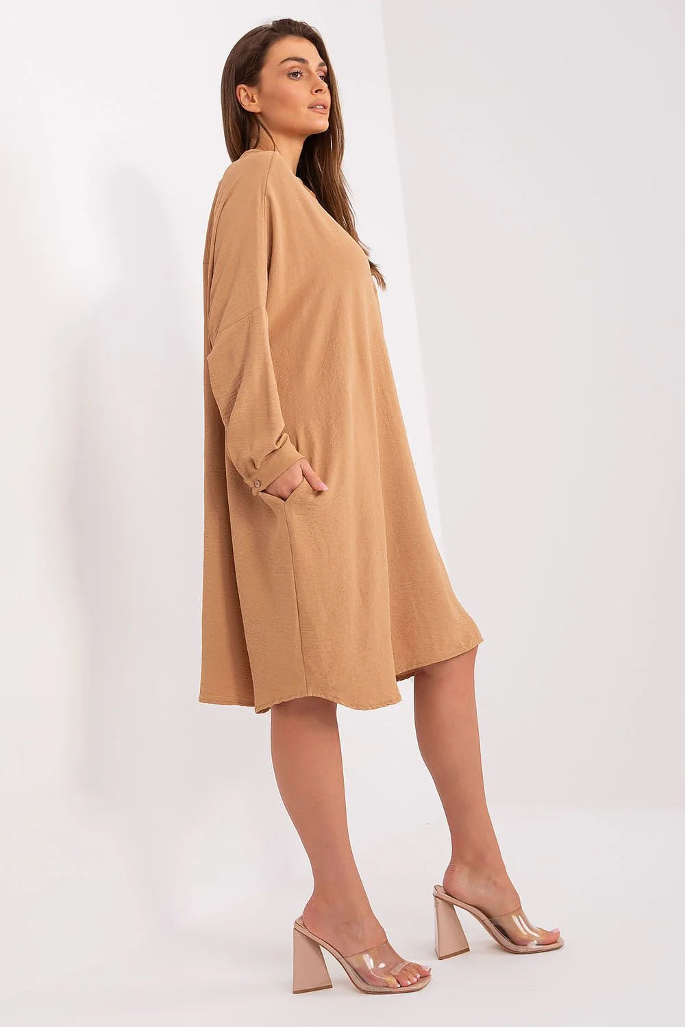 Robe de jour Italy Moda ample à manches longues en camel, coupe généreuse, col rond boutonné, tissu léger et fluide pour femmes, polyvalente pour occasion décontractée