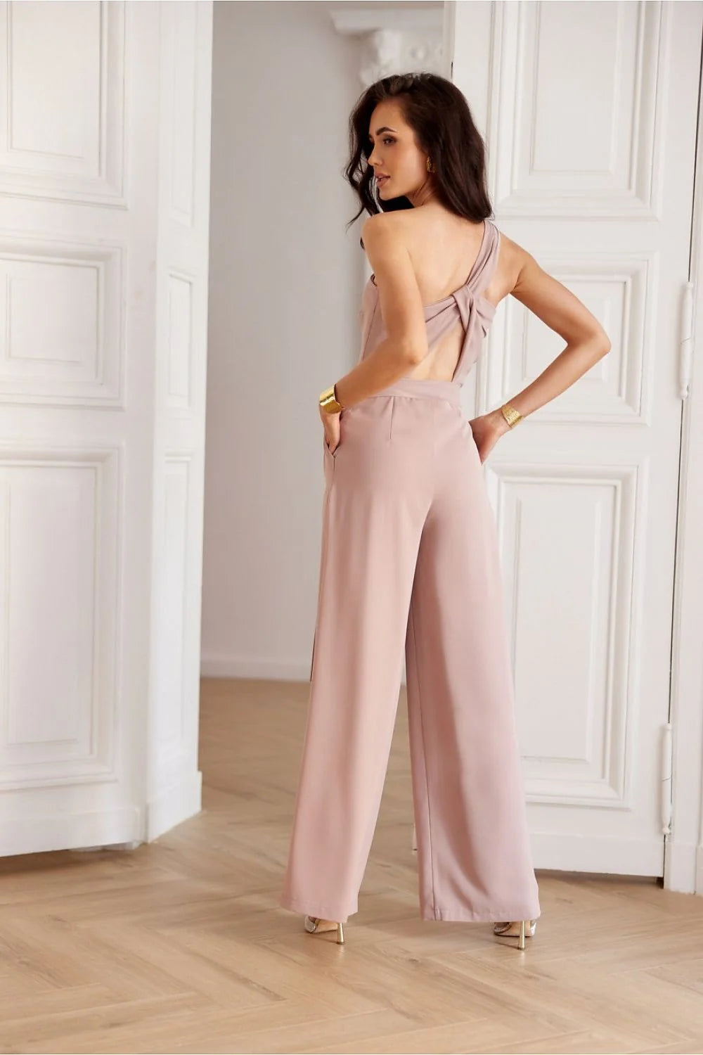 Combinaison asymétrique nude dos ouvert détails tissés sans manches jambes larges ceinture métallique femmes élégance intemporelle mode moderne