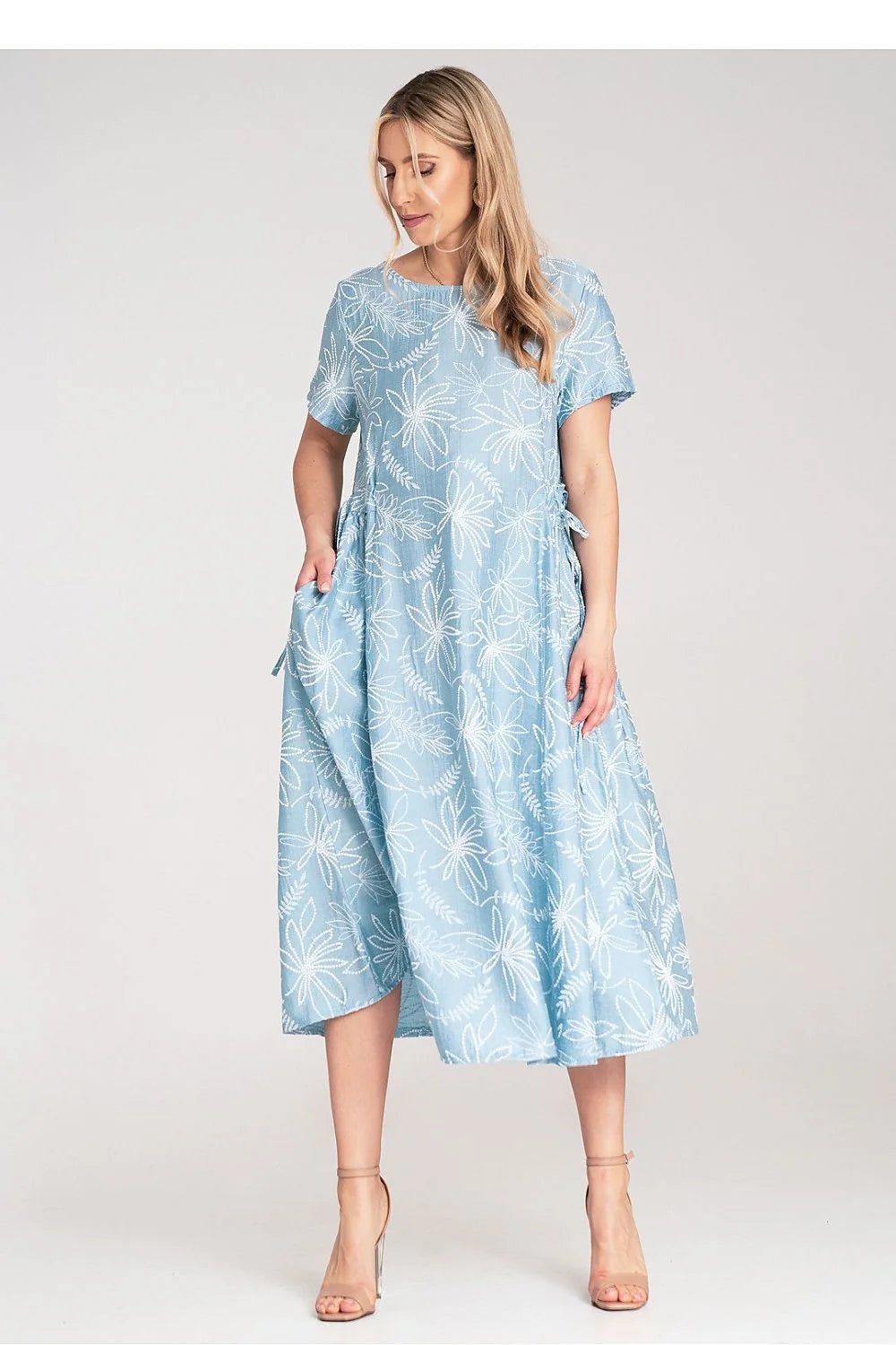 Robe de jour Figl motif floral manches courtes taille ajustable robe mi-longue évasée couleurs bleu clair blanc poches latérales