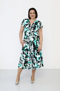 Robe de jour élégante à imprimé abstrait vert, noir et blanc, manches courtes en volants, encolure V profond, coupe A-line, taille ajustable, doublée, femme