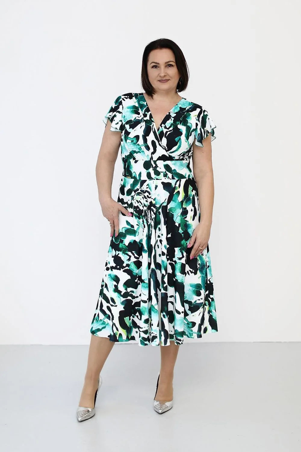 Robe de jour élégante à imprimé abstrait vert, noir et blanc, manches courtes en volants, encolure V profond, coupe A-line, taille ajustable, doublée, femme