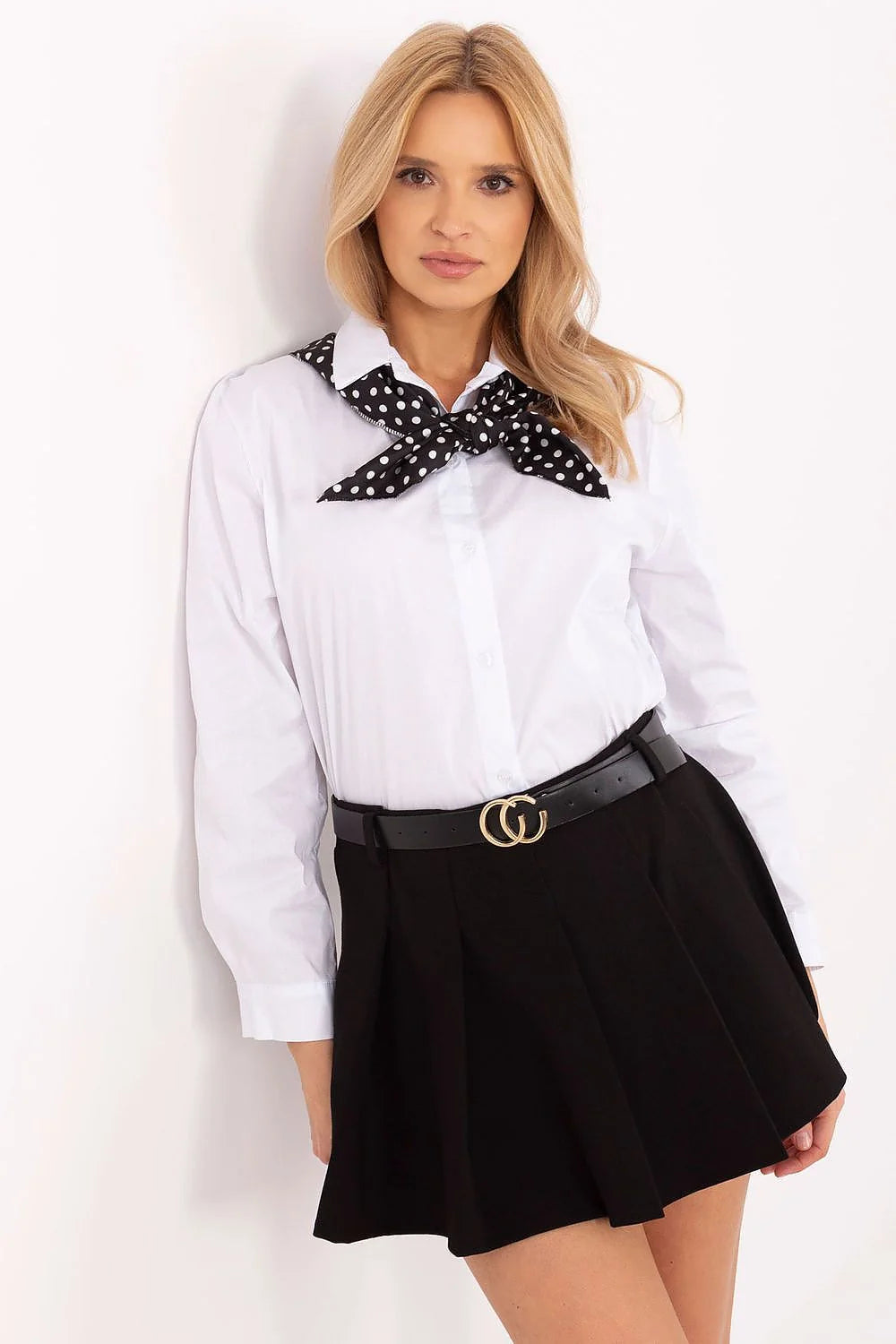 Chemise longue manches blanche classique col pointu élasthanne coton femme jupe noire écharpe foulard ceinture dorée