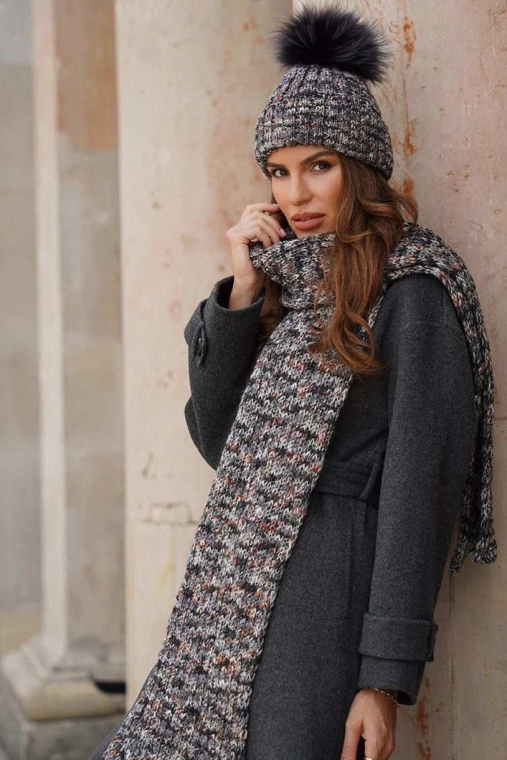 Bonnet et écharpe d'hiver pour femmes en laine maille motif texturé pompon fourrure noire coupe ajustée style élégant