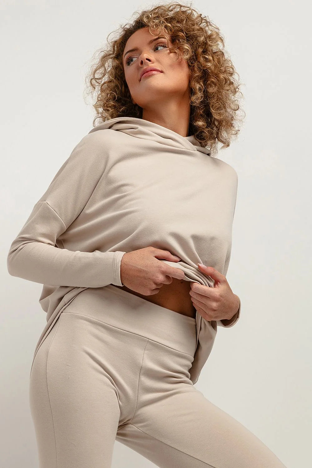 sweatshirt femme ample oversize moderne beige clair coton polyester doux extensible capuche sans cordons ourlet dos allongé coupe décontractée oekotex