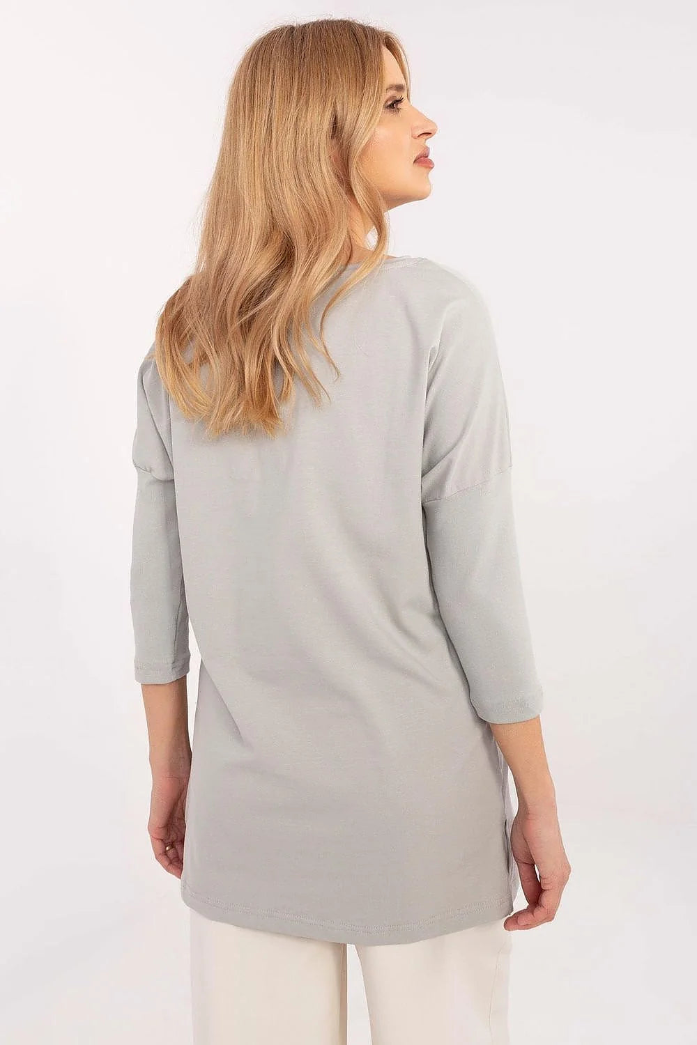 chemisier oversize coupe droite longueur mi cuisse manches trois quarts col rond imprimé floral pastel gris clair tissu doux extensible