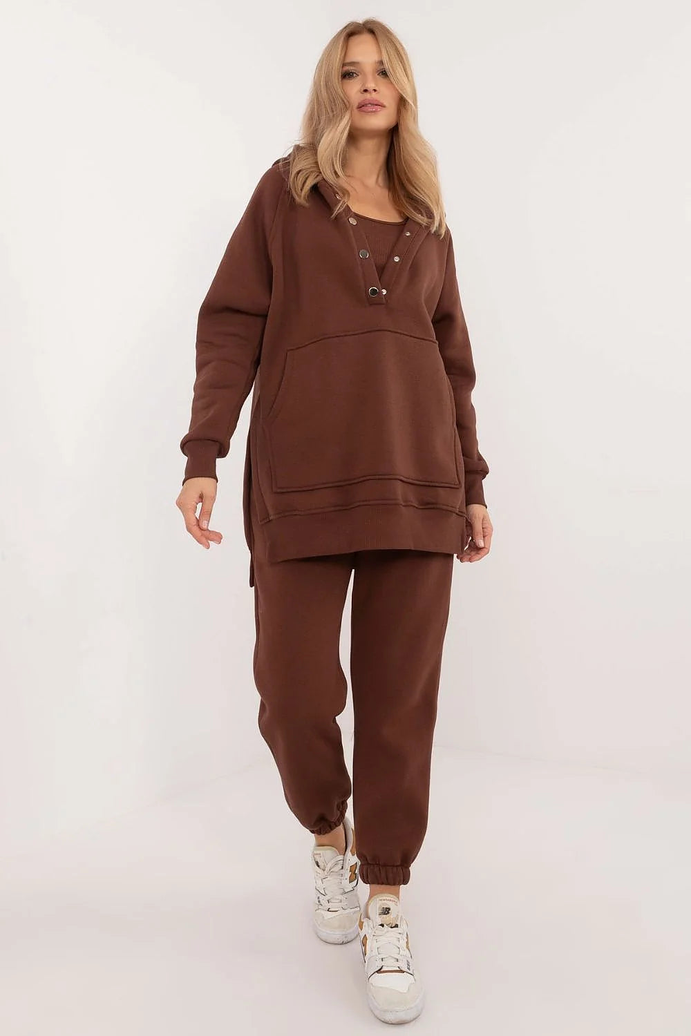 ensemble casual femme marron sweatshirt oversize molleton col V boutonné poche kangourou manches longues joggers coton taille élastiquée chevilles resserrées
