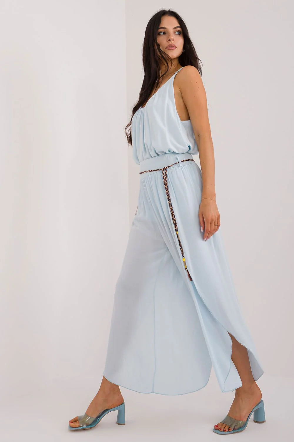 Combinaison femme fluide design ample élégant décolleté arrondi bretelles fines pantalon large jambes évasées fentes ceinture tressée perles pompons bleu pâle été
