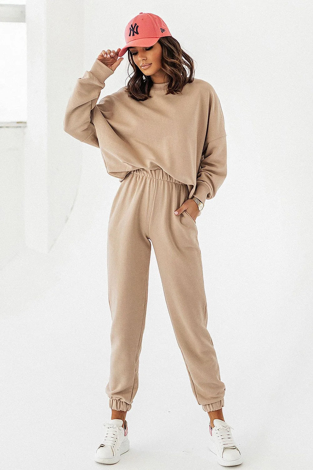 Pantalon jogging femme beige élastique poches latérales avec haut assorti coton élasthanne confortable style décontracté