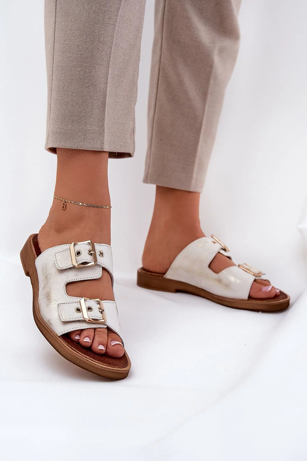 Sandales ouvertes femmes cuir mode élégance design intemporel style décontracté blanc cassé métal argenté