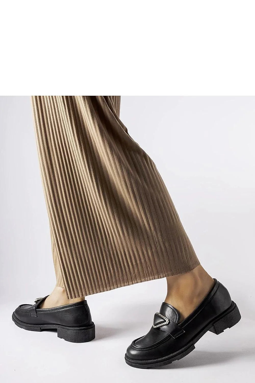 Mocassins femmes cuir noir haute qualité style élégant détails métal argenté confortable porté été