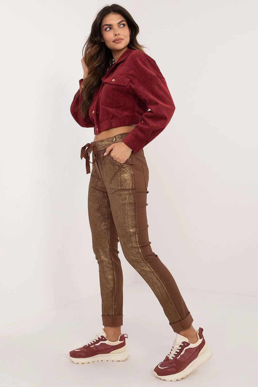 outfit femme veste courte boxy velours côtelé bordeaux boutons dorés col chemise manches bouffantes pantalon métallique bronze slim