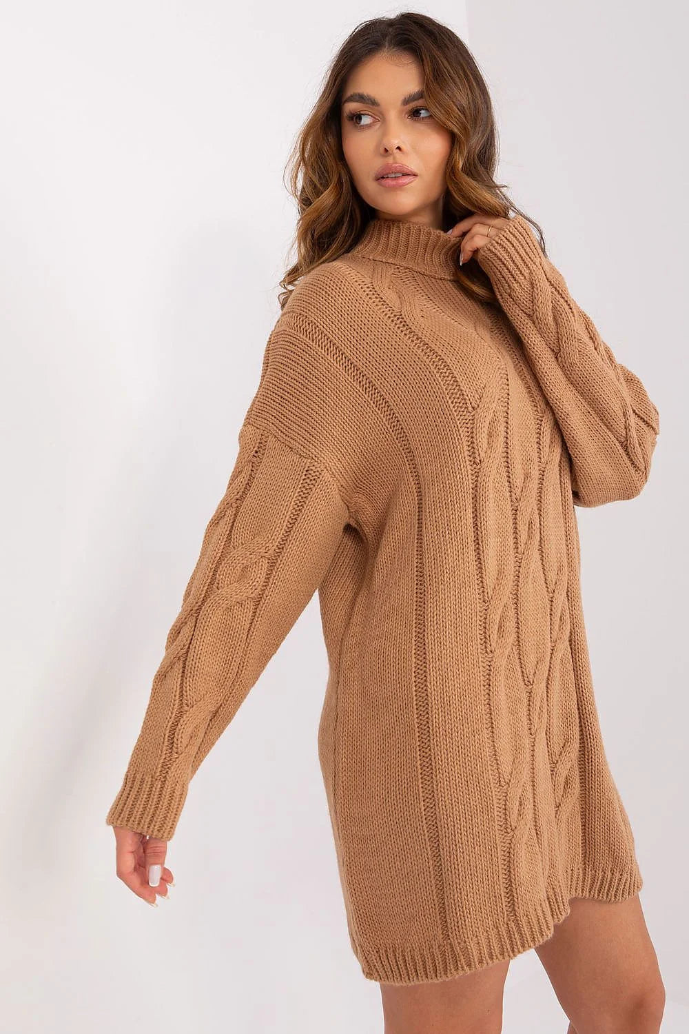 Pull long femme design torsadé classique couleur brun camel chaud matière maille épaisse coupe oversized col roulé manches longues