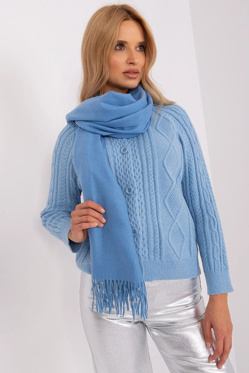ensemble pull écharpe maille torsadée bleu ciel cardigan court boxy boutons assortis motifs losanges câbles franges douce chaude féminine cosy
