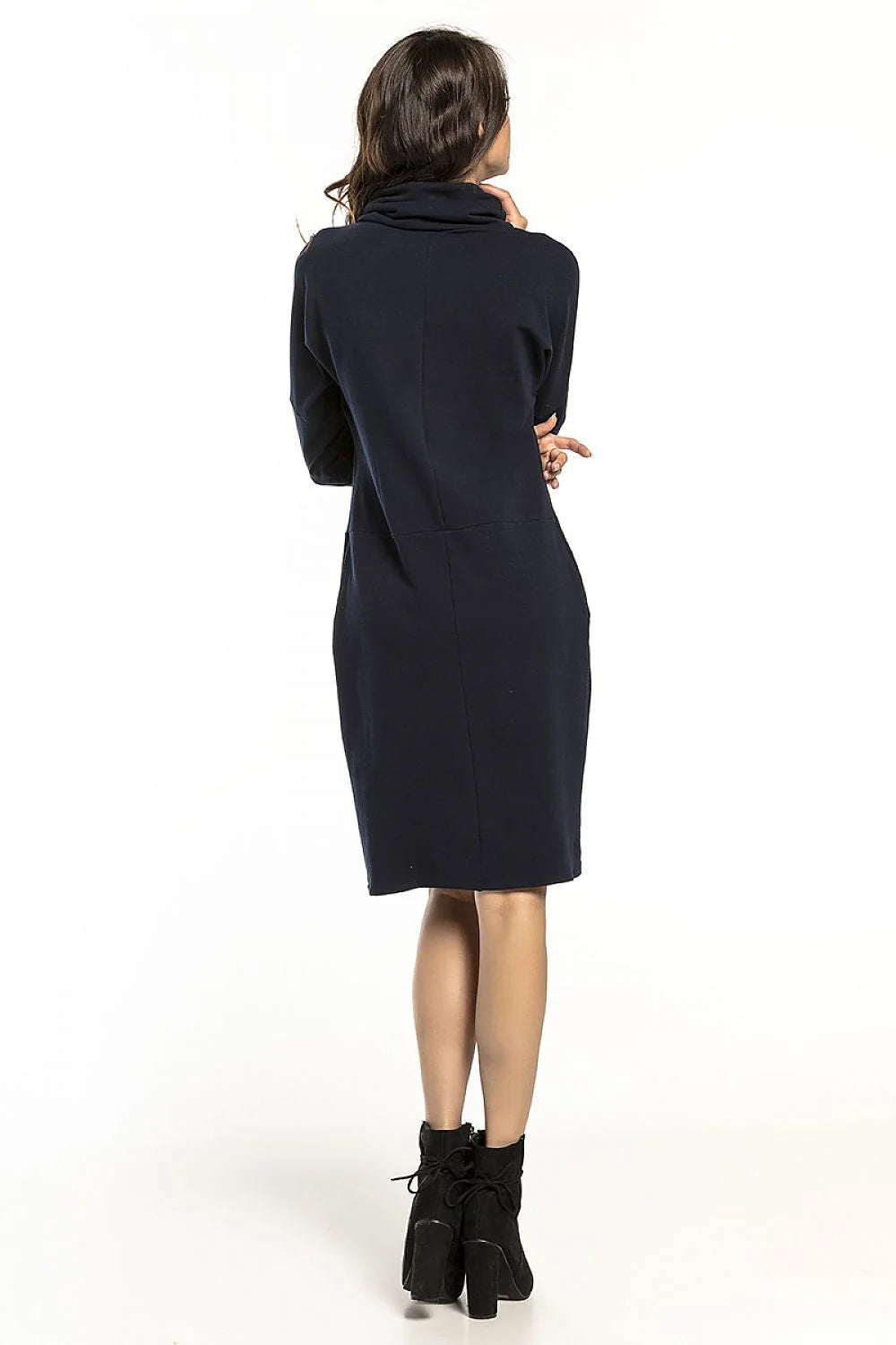 Robe en tricot bordeaux manches longues col roulé élégante confortable pour femmes modernes et sophistiquées