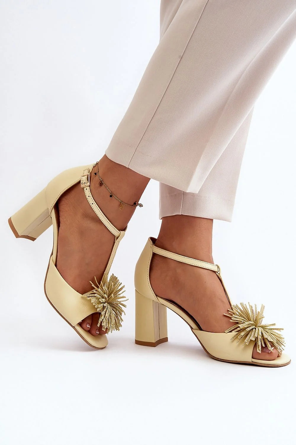 Sandales élégantes à talon_block cuir beige pâle T-strap pompon doré femmes occasion_spéciale comfort