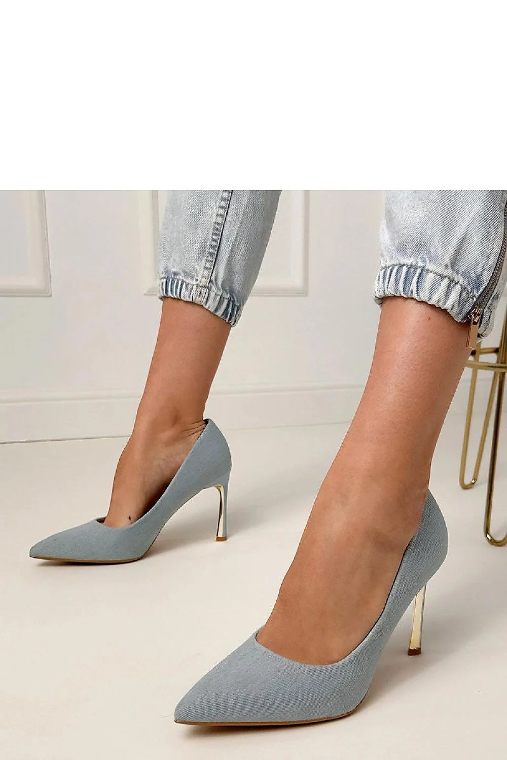 escarpins femme talons fins métal doré tissu effet daim bleu poudré bout pointu silhouette affûtée semelle beige intérieure cuir synthétique