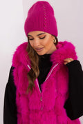 Bonnet et gilet en tricot rose vif pour femme, style audacieux et confortable, matières luxueuses et détails brillants