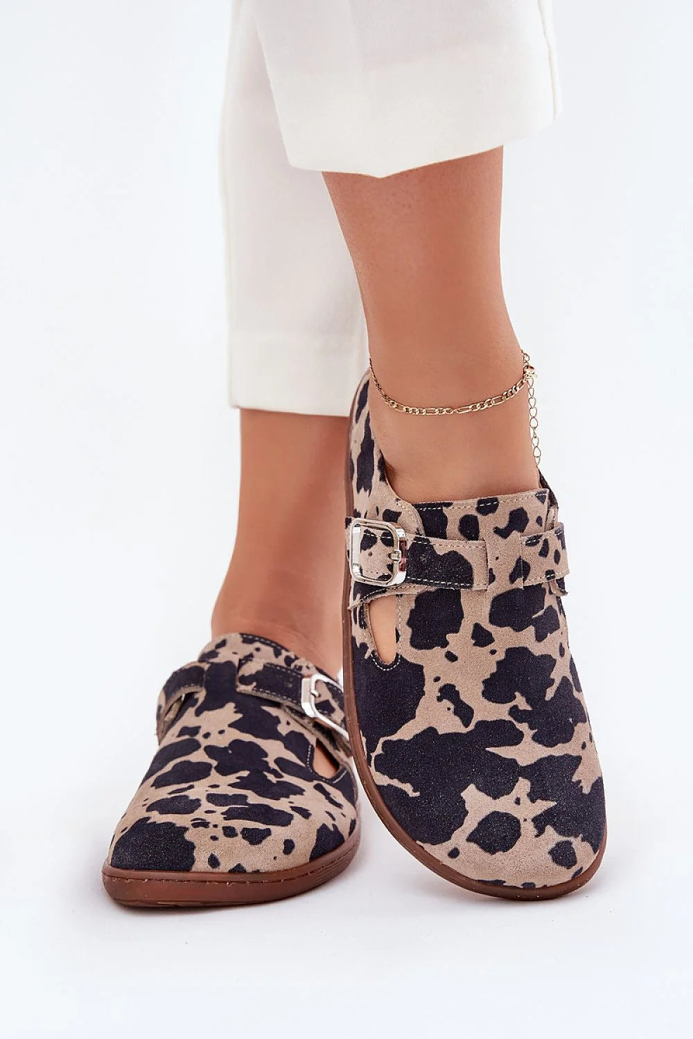 chaussures basses bouts larges mary jane bride réglable boucle métallique argentée suédine beige imprimé animalière semelle gomme marron antidérapante confortable