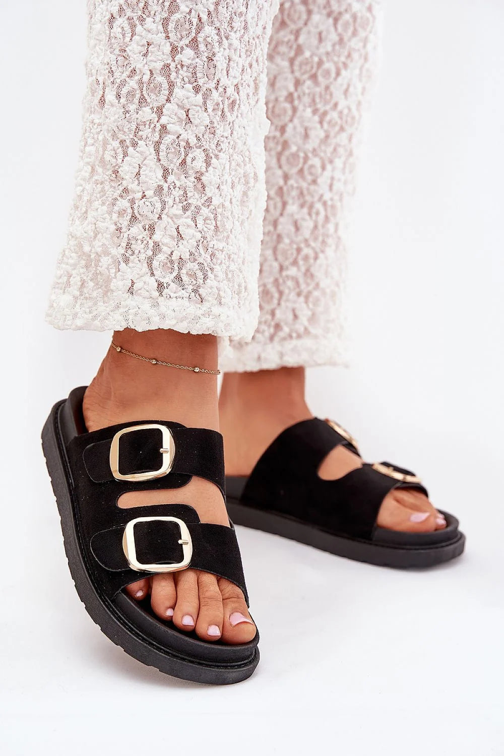Sandales femmes design moderne confort suédine écologique straps ajustables boucles dorées semelle caoutchouc hauteur plateforme style boho-chic occasions quotidiennes été matériau durable tailles disponibles élégance