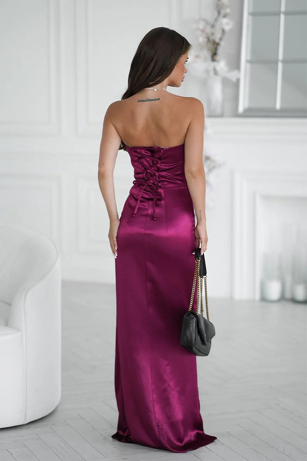 robe longue satin brillant bustier fuchsia profond drapé sculpté rose poitrine coupe ajustée taille marquée fronces fente haute jambe glamour