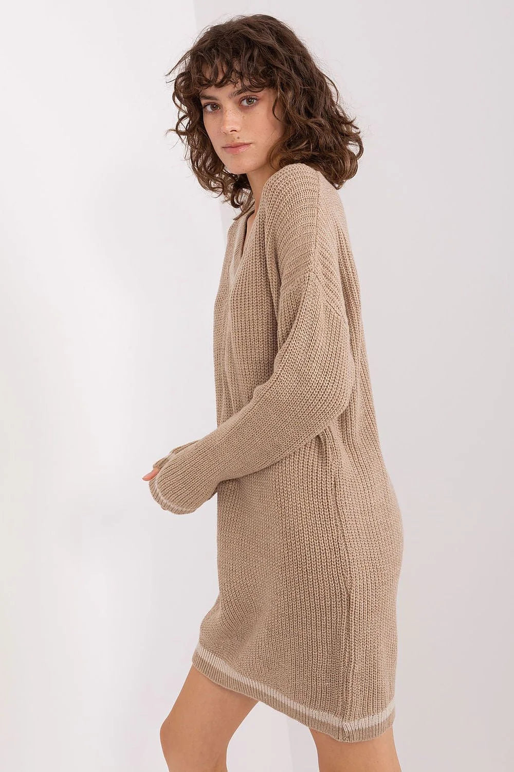 Robe pull femme style décontracté en tricot acrylique laine beige camel col V bandes contrastantes manches longues ourlet côtelé