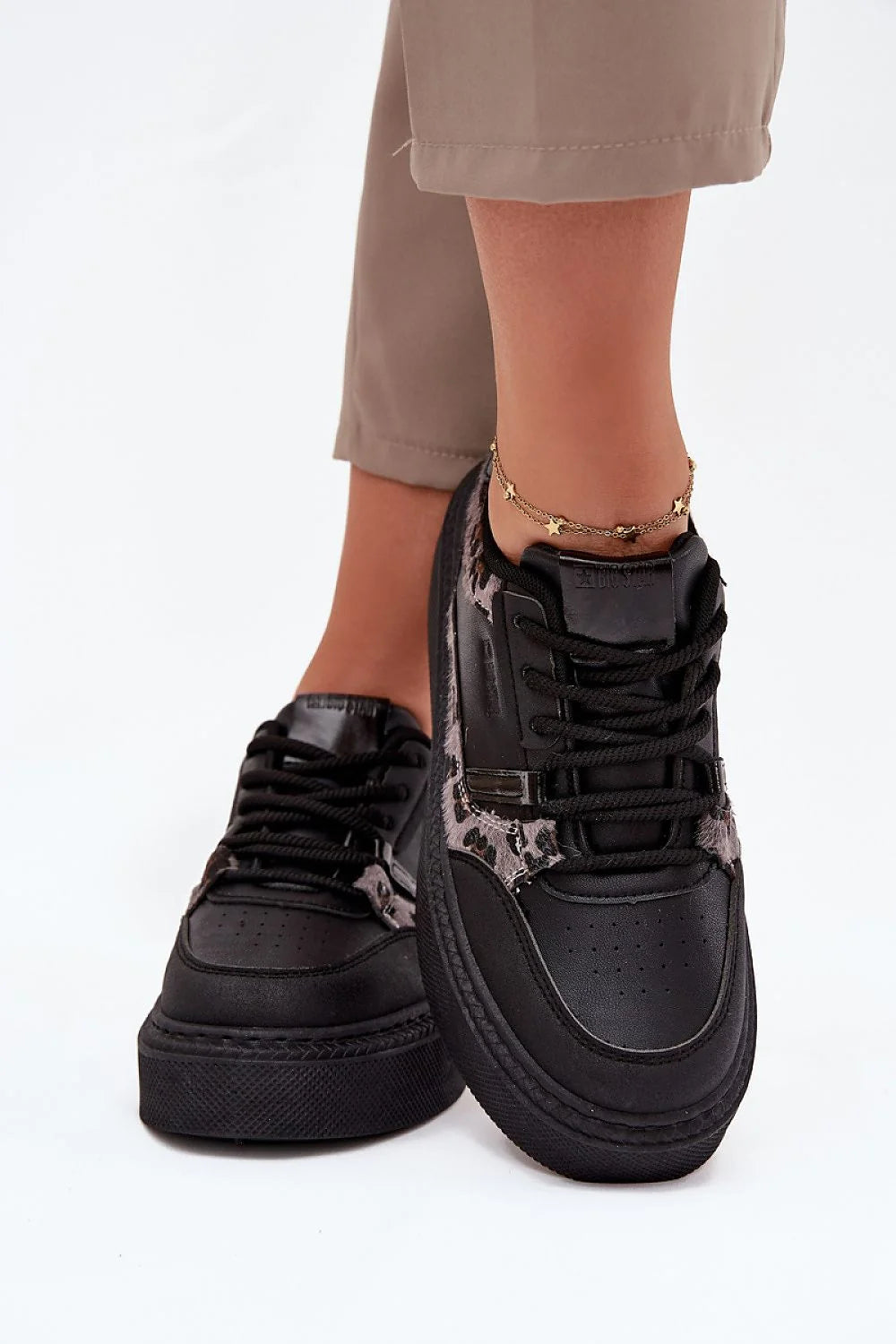 baskets femme plateforme noires cuir synthétique imprimé léopard perforé lacets col rembourré maintien confort semelle épaisse silhouette affinée