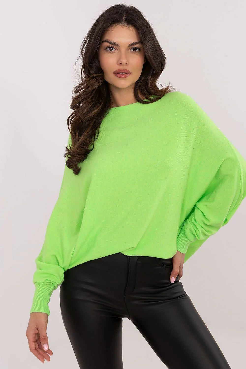 Ensemble féminin moderne couleur verte vif pantalon slim matériau simili cuir haut oversize manches longues