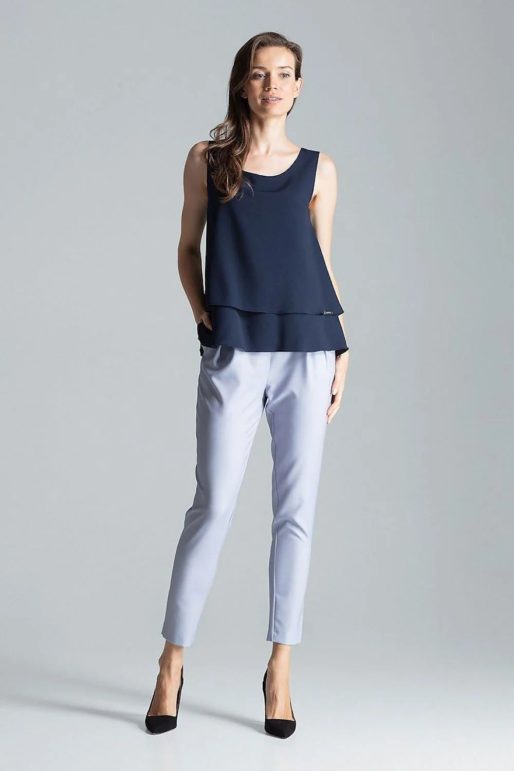 Haut élégant sans manches en polyester bleu marine coupe fluide superposition tissu femme moderne