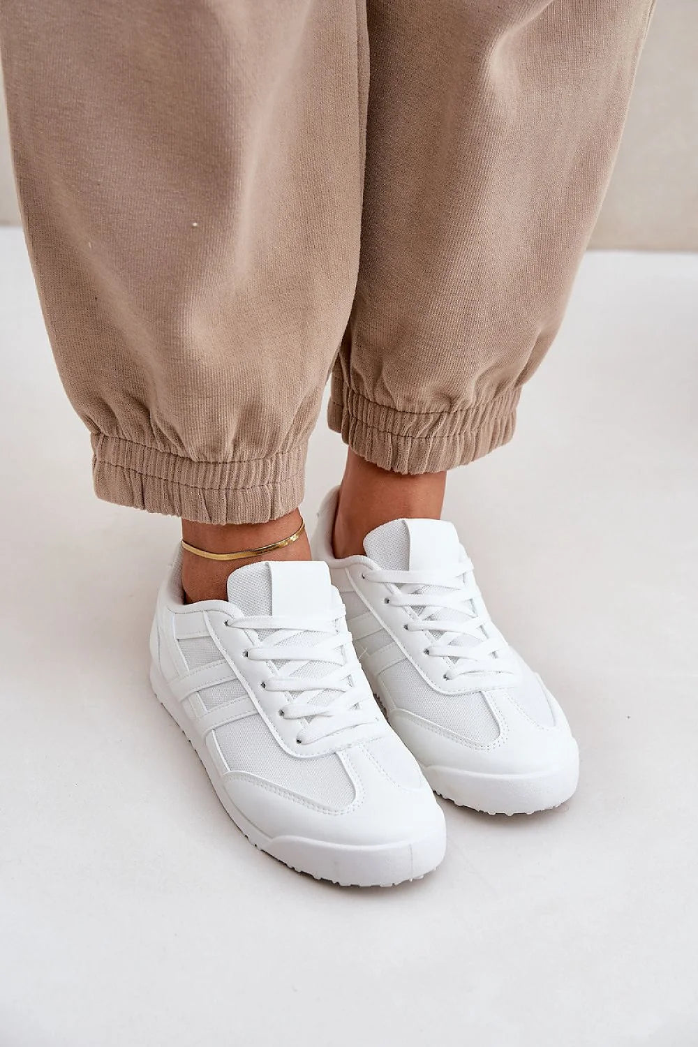 Baskets basses pour femmes style moderne maille aérée cuir écologique bout arrondi semelle mousse blanche