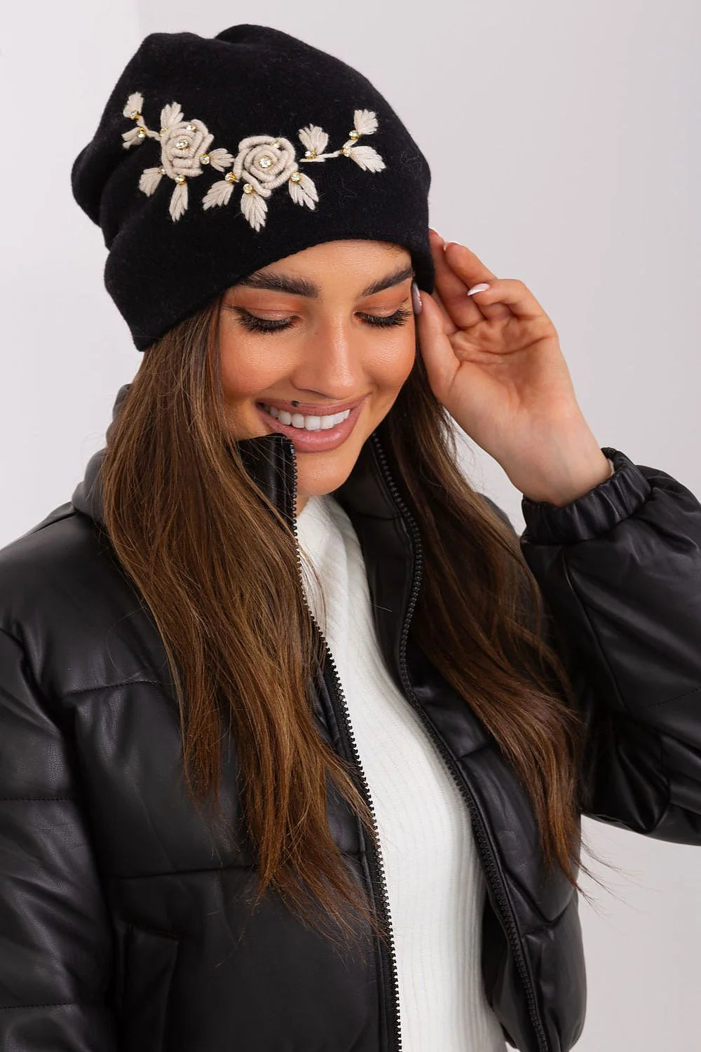 Bonnet d'hiver pour femme en tricot lisse avec broderie florale et perles dorées matière douce et confortable acrylique coton cachemire noire beige doré